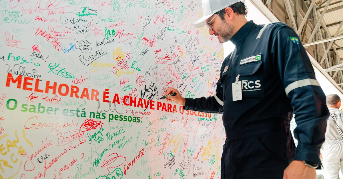 Mural de cultura de segurança em uma empresa, com mensagens de prevenção fixadas na parede do setor.