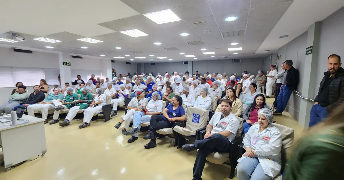 Participantes acompanham palestra de segurança do trabalho em auditório
